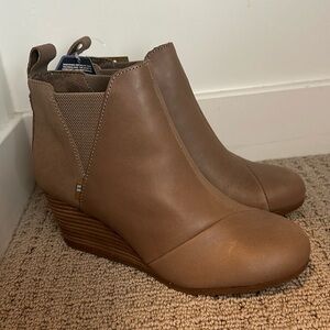 Toms Kelsey Taupe Grey Wedge Booties